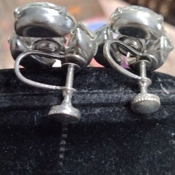 Vintage Screw  on Earring - Picture 3 of 3